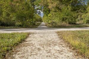 Katy trilha é cruzando uma local sujeira estrada perto Hartsburg, missouri, outono cenário foto