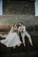 jovem casal recém-casado com seu cachorro jack russel terrier foto