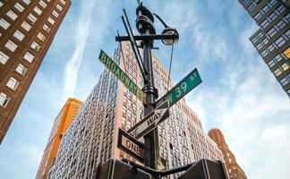 sinais da broadway e west 39st em manhattan foto