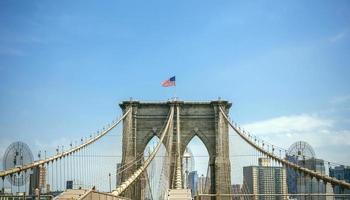 torres da ponte de brooklyn com o horizonte de manhattan no fundo foto