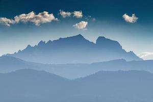 montanhas em camadas e fumaça, serra nevadas foto