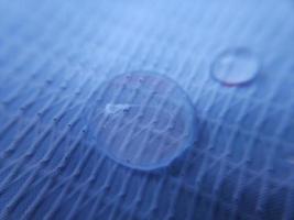 gota d'água na superfície texturizada do tecido foto