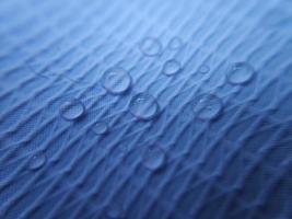 gota d'água na superfície texturizada do tecido foto