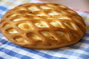 pão pastéis com recheio de requeijão. sobremesa de Páscoa em um guardanapo xadrez. foto