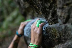 detalhe das mãos do alpinista na rocha com band-aid foto