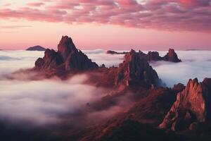 Alto pedras dentro Rosa nuvens e névoa. lindo panorama do montanha picos. gerado de artificial inteligência foto