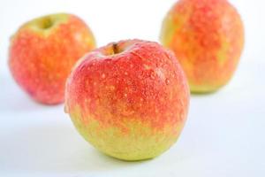 foto de close-up de maçãs frescas em um fundo branco