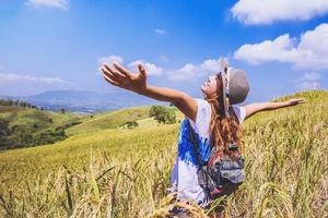 mulheres asiáticas viajam relaxam no feriado. ficar campo de montanha de toque natural. Tailândia foto