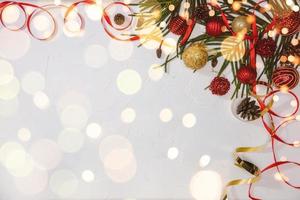decoração de natal bolas vermelhas e enfeites sobre fundo abstrato bokeh com espaço de cópia. feriado fundo cartão para o Natal e ano novo. Feliz Natal foto