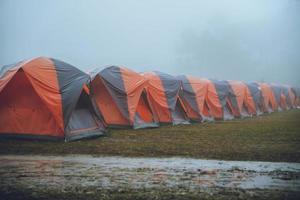 acampar na montanha. na atmosfera, a chuva cai e o nevoeiro diminui. Tailândia foto