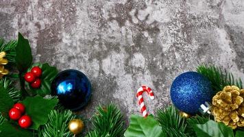 folhas de pinheiro de Natal e decorações de Natal em fundo grunge. conceito criativo de Natal. foto
