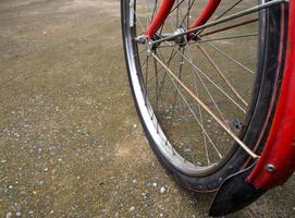 roda e sistema de freio clássico em bicicleta vintage foto