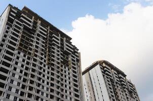 Alto subir apartamento construção debaixo construção com azul céu fundo dentro a tarde. depois de alguns Editar% s. foto