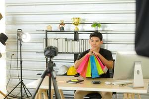 câmeras de vídeo digitais profissionais filmando vlogs masculinos para vendas on-line e filmando novos produtos on-line para clientes selecionados. foto