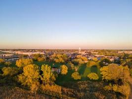 vista aérea de um ambiente residencial ao pôr do sol durante o outono com reflexos foto