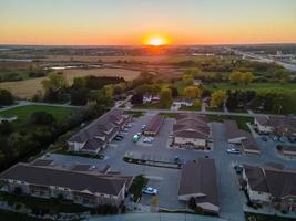 complexo de apartamentos urbano ao pôr do sol em kenosha, Wisconsin foto