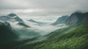 montanha panorama com névoa foto