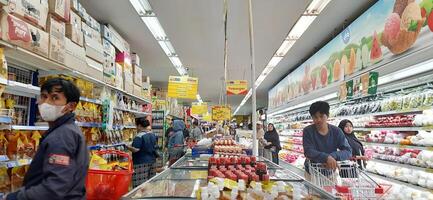 cliente escolhendo vários mercearias produtos dentro mercearia loja. supermercado conceito. bekasi, oeste Java, Indonésia - marcha 8 2024 foto