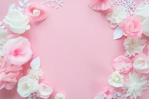 flores de papel branco e rosa no fundo rosa foto