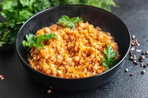 lentilhas vermelhas com legumes cozidos de legumes e temperos ao caril sopa dal indiana foto