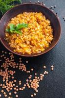 lentilhas vermelhas com legumes cozidos de legumes e temperos ao caril sopa dal indiana foto
