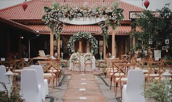 localização para uma Casamento cerimônia dentro a aberto prédio, com a arco e flores, Casamento conceito foto