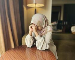 ásia muçulmano mulher vestindo hijab tendo mau humor, chateado cansado entediado expressão, com borrão fundo foto