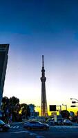 nascer do sol e Tóquio skytree torre.a rádio torre dentro oshiage, Sumida ala, Tóquio, Japão. altura 634m. comercial instalações e escritório edifícios estão apegado, fazer acima Tóquio skytree cidade. foto