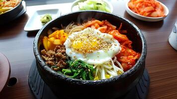 bibimbap - coreano estilo frito ovo e legumes foto