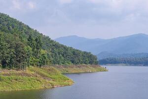 relaxar e apreciar lindo cenário às a mae não barragem e reservatório é parte do a sri lanna nacional parque, Chiang maio, tailândia. feriado e viagem conceito foto