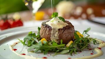 ai gerado filé concurso ao lado Rúcula salada com branco bechamel molho creme em topo. bife, restaurante, eu no. gerado de artificial inteligência. foto