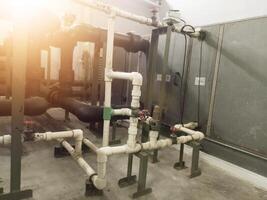 instalação água circulação tubos em a ar tratamento unidade, água refrigerador e caldeira sistema. foto