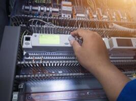 a técnico configuração a parâmetro do a ahu ao controle monitoramento sistema. foto