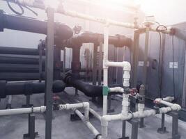 instalação água circulação tubos em a ar tratamento unidade, água refrigerador e caldeira sistema. foto