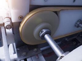 roda polia para dirigido cinto transportador em a transportador máquina velamento. foto