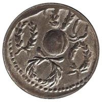 moeda romana antiga isolada sobre o branco foto