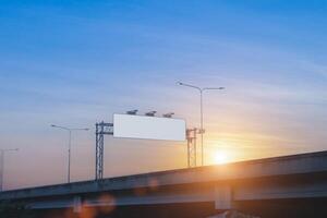 esvaziar branco outdoors em cidade ruas às pôr do sol céu para publicidade ao longo a estradas. foto