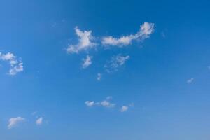 azul céu e branco nuvens. Claro nuvem dentro brilho do sol calma brilhante inverno ar fundo foto