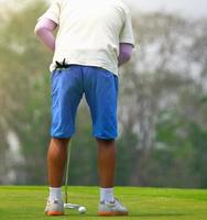 homem jogando golfe foto