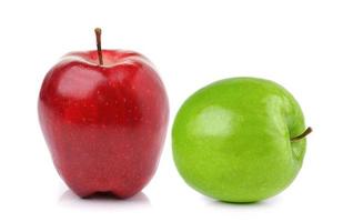 maçã vermelha e verde isolada no fundo branco foto