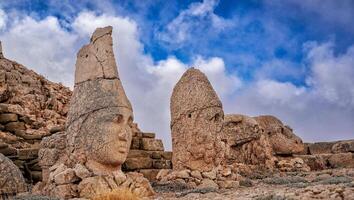 Antiguidade arruinado estátuas em nemrut montanha dentro peru. antigo reino do commagene dentro sul leste peru. foto