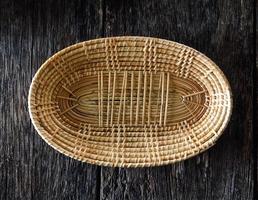 cesta em madeira foto