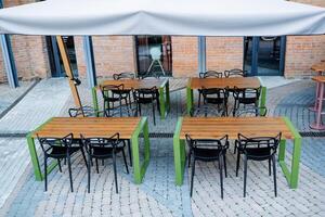 cafeteria em a rua debaixo a barraca, uma Lugar, colocar para comer às almoço, a Tipo aberto cidade restaurante, a interior do a ao ar livre estabelecimento foto