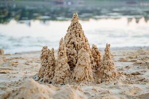 areia castelos estão construído em a mar costa, areia torres, não pessoas. foto