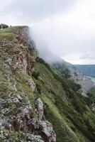 névoa em a topo do a montanha, a natureza do Rússia, a Rocha uklykaya bascortostão, uma lindo montanha pico, uma íngreme penhasco foto