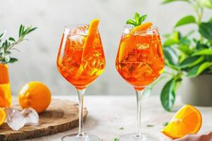 dois óculos do aperol spritz com gelo em uma mesa foto