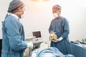 cirurgião e assistente discutindo juntos na sala de cirurgia. cirurgia e conceito de emergência foto