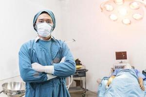 retrato de dois cirurgiões em pé na sala de cirurgia. cirurgia e conceito de emergência foto