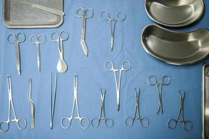 instrumentos cirúrgicos colocados em uma mesa na sala cirúrgica foto