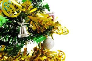 close up da decoração da árvore de natal de sino e bola em fundo branco foto